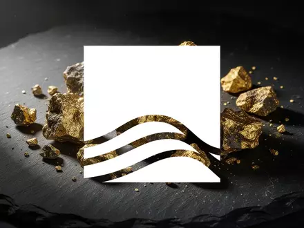 Nahaufnahme von rohen Golderzstücken auf einer dunklen Schieferoberfläche bei dramatischem Licht. - Foto: über boerse-global.de