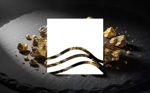 Nahaufnahme von rohen Golderzstücken auf einer dunklen Schieferoberfläche bei dramatischem Licht. - Foto: über boerse-global.de
