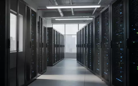 Moderne Serveranlage in einem Rechenzentrum mit blauen Statusleuchten in einer minimalistischen Umgebung. - Foto: über boerse-global.de