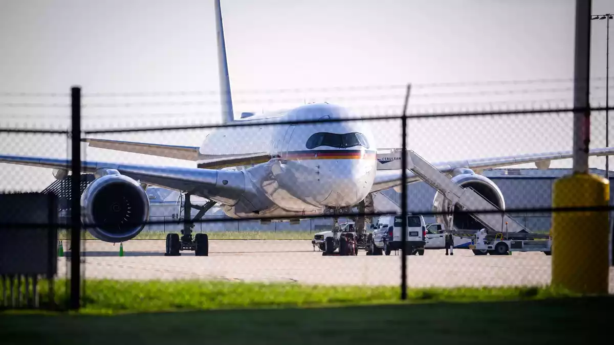 Der Regierungsflieger hat einen technischen Schaden.  - Bild: Bernd von Jutrczenka/dpa