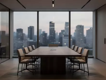 Ein minimalistischer, moderner Konferenzraum in einem Bürogebäude bei Dämmerung mit Blick auf die Stadt. - Foto: über boerse-global.de