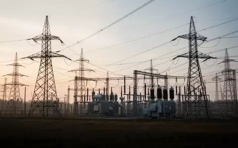 Hochspannungsmasten und technische Anlagen eines Umspannwerks in einer ländlichen Umgebung bei Tagesanbruch. - Foto: über boerse-global.de