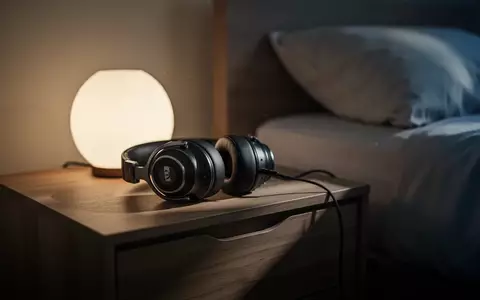 Hochwertige Kopfhörer auf einem Nachttisch in einem abgedunkelten, ruhigen Schlafzimmer. - Foto: über boerse-global.de