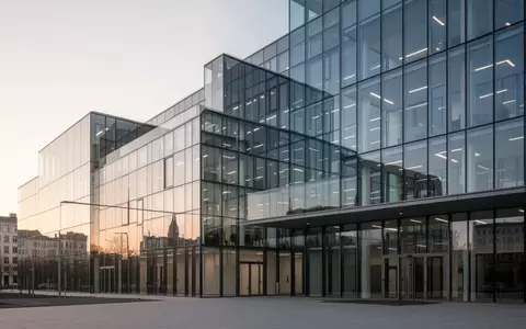 Modernes Bürogebäude bei Sonnenaufgang als Symbol für langfristige Altersvorsorge und Rentenplanung in Deutschland. - Foto: über boerse-global.de