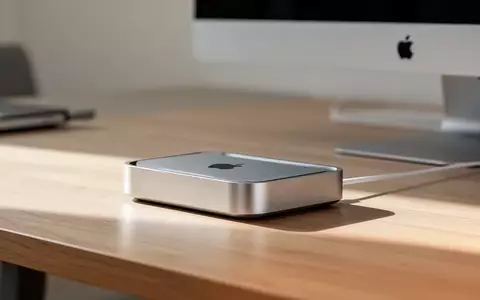 Eine metallische Dockingstation für Mac-Rechner auf einem Schreibtisch mit verschiedenen Anschlussmöglichkeiten. - Foto: über boerse-global.de
