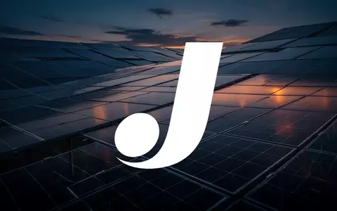 Moderne Solaranlage während der Dämmerung mit Fokus auf die geometrische Struktur der Photovoltaikmodule. - Foto: über boerse-global.de