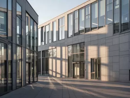 Moderne Fassade eines hessischen Verwaltungsgebäudes in klarem Tageslicht mit geometrischen Schattenwürfen. - Foto: über boerse-global.de