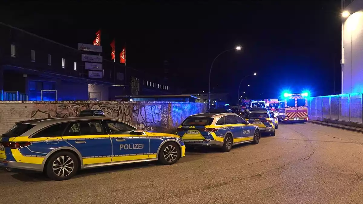 Zeugen hatten die Polizei wegen Schussgeräuschen auf einem Fabrikgelände alarmiert. - Bild: Sebastian Peters/News5/dpa