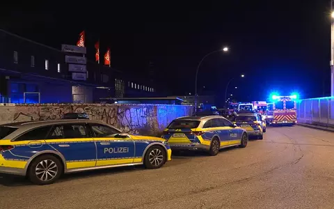 Zeugen hatten die Polizei wegen Schussgeräuschen auf einem Fabrikgelände alarmiert. - Foto: Sebastian Peters/News5/dpa