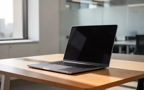 Ein hochwertiges Business-Notebook auf einem minimalistischen Schreibtisch in einer modernen Büroumgebung. - Foto: über boerse-global.de