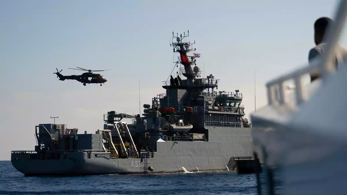 Das türkische Schiff TCG Isin (A-583) ermöglicht mit spezieller Robotertechnik besonders tiefe Tauchgänge. - Bild: Nedim Enginsoy/AP/dpa