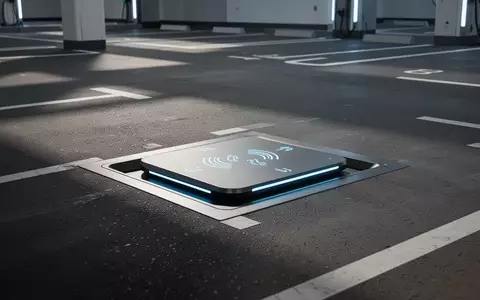 Eine automatisierte, leitende Ladestation für Elektrofahrzeuge, die flach in einen modernen Asphaltboden eingelassen ist. - Foto: über boerse-global.de