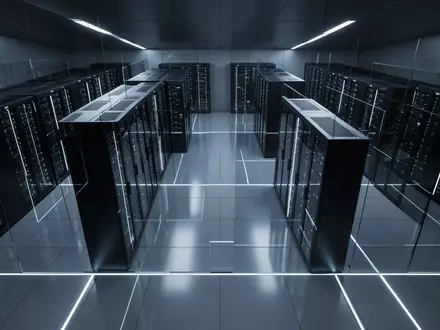 Moderne Serverräume mit dunklen Server-Racks in einer minimalistischen Umgebung mit dezenter blauer Beleuchtung. - Foto: über boerse-global.de