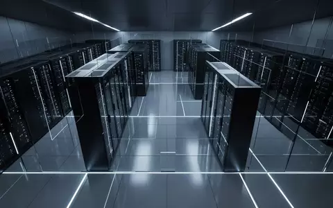Moderne Serverräume mit dunklen Server-Racks in einer minimalistischen Umgebung mit dezenter blauer Beleuchtung. - Foto: über boerse-global.de