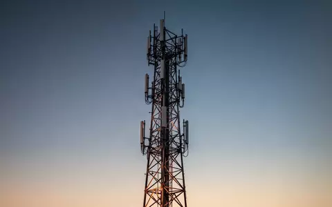 Ein moderner Sendemast für Telekommunikation steht vor einem klaren Abendhimmel als Symbol für digitale Warninfrastruktur. - Foto: über boerse-global.de