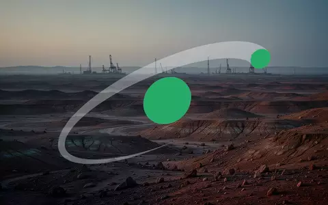 Abstrakte, stimmungsvolle Industrielandschaft in einer Wüste bei Dämmerung, die Bergbau- und Rohstoffthemen symbolisiert. - Foto: über boerse-global.de
