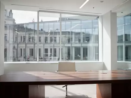 Modernes, helles Bürogebäude in der Schweiz mit minimalistischer Architektur und natürlichem Lichteinfall. - Foto: über boerse-global.de