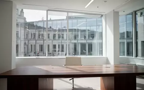Modernes, helles Bürogebäude in der Schweiz mit minimalistischer Architektur und natürlichem Lichteinfall. - Foto: über boerse-global.de