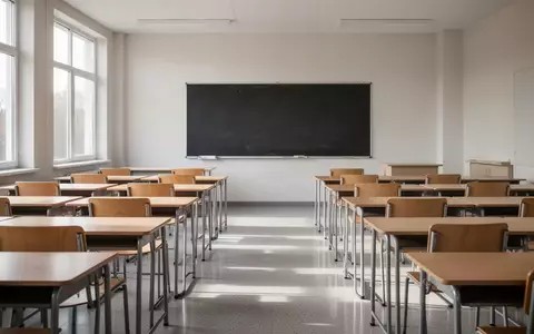 Ein heller, leerer Klassenraum mit ordentlich aufgereihten Holztischen und Stühlen bei natürlichem Tageslicht. - Foto: über boerse-global.de