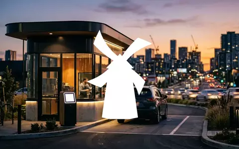 Moderne Drive-in-Kaffeebar vor einem verschwommenen urbanen Hintergrund bei Sonnenuntergang. - Foto: über boerse-global.de