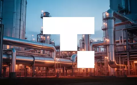 Moderne industrielle Energieinfrastruktur bei Dämmerung mit leuchtenden Rohrleitungen und technischem Design. - Foto: über boerse-global.de