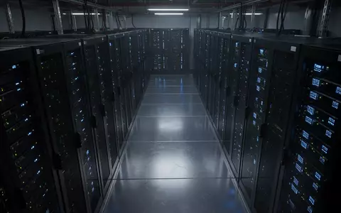 Dunkler Serverraum mit leuchtenden LED-Anzeigen an Serverschränken, die eine digitale Infrastruktur symbolisieren. - Foto: über boerse-global.de