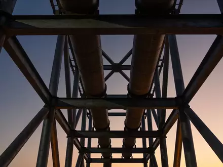 Moderne Industrieanlage eines Energieunternehmens bei Dämmerung - Foto: über boerse-global.de