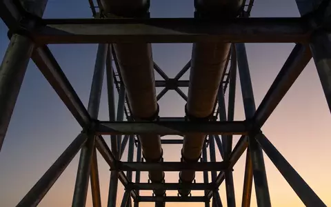 Moderne Industrieanlage eines Energieunternehmens bei Dämmerung - Foto: über boerse-global.de
