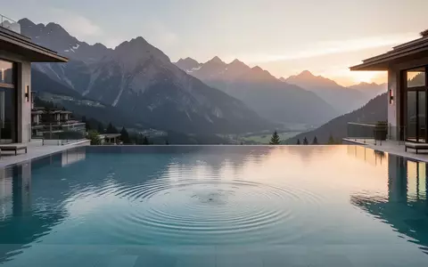 Ein leerer Infinity-Pool mit Blick auf eine Berglandschaft im sanften Morgenlicht. - Foto: über boerse-global.de