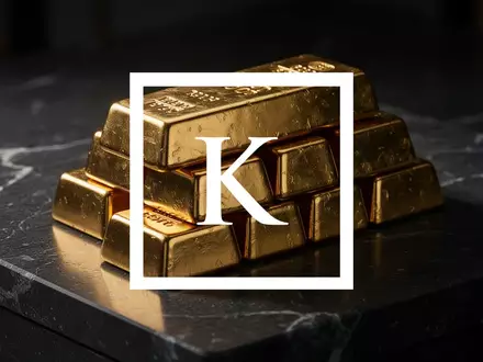 Gestapelte Goldbarren auf einer dunklen, polierten Oberfläche in stimmungsvoller Beleuchtung. - Foto: über boerse-global.de