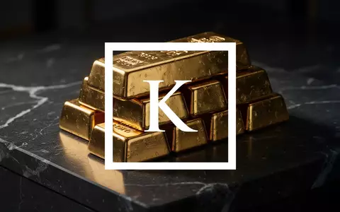 Gestapelte Goldbarren auf einer dunklen, polierten Oberfläche in stimmungsvoller Beleuchtung. - Foto: über boerse-global.de