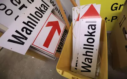 In 2.600 Wahlbezirken werden am Sonntag Stimmen ausgezählt. - Foto: Matthias Bein/dpa