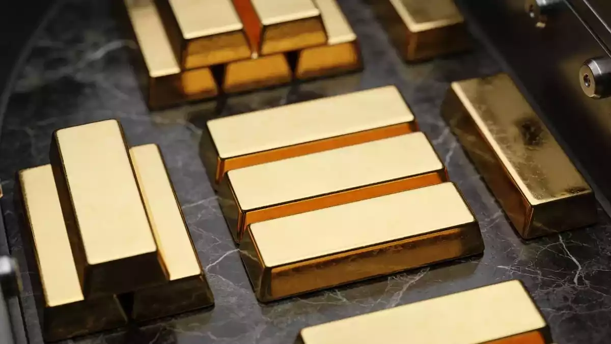 Gold Pullback Deepens as Fed Rate Hike Odds Jump to 66%