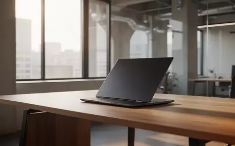 Ein minimalistischer, moderner Arbeitsplatz mit einem geschlossenen Laptop vor einem hellen Fenster in einem Büro. - Foto: über boerse-global.de