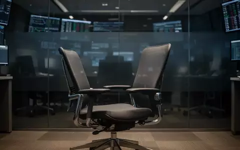 Ein leerer Büroarbeitsplatz in einer modernen Handelsumgebung mit gedimmter Beleuchtung. - Foto: über boerse-global.de