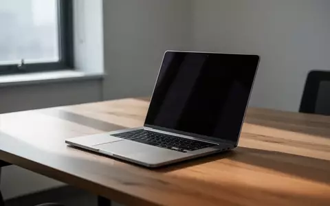 Ein minimalistischer Arbeitsplatz mit einem Laptop auf einem Holztisch bei natürlichem Licht, Fokus auf lokaler Datenverarbeitung. - Foto: über boerse-global.de