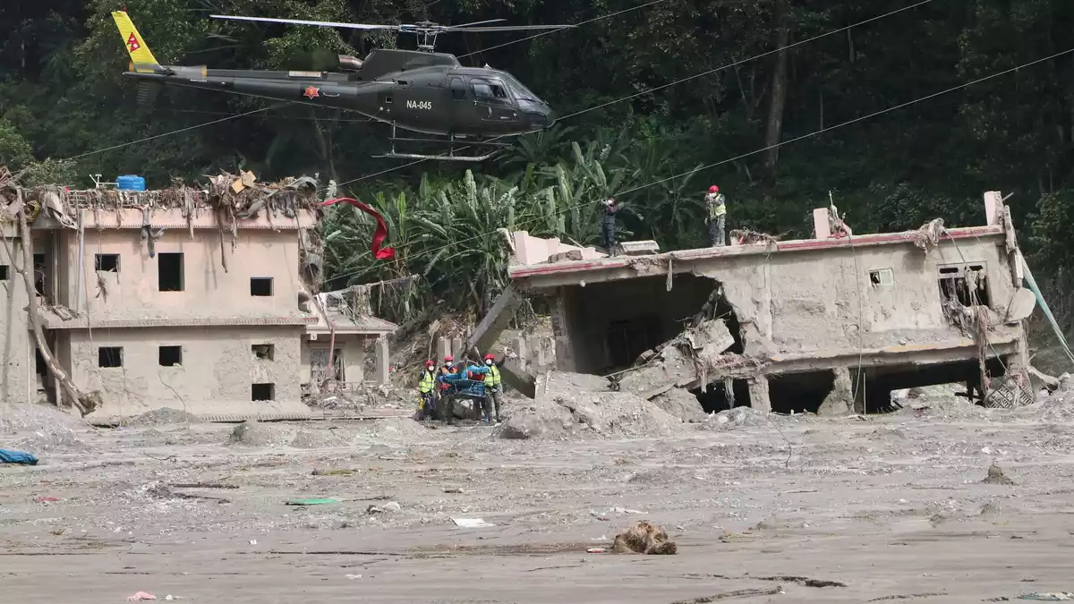 Nepalesische Sicherheitskräfte führen Such- und Rettungsaktionen nach der Flutkatastrophe durch. - Bild: Shankar Bhujel/JNA via ZUMA Press Wire/dpa