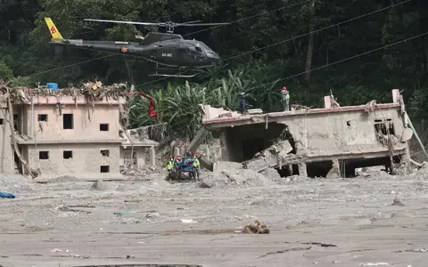 Nepalesische Sicherheitskräfte führen Such- und Rettungsaktionen nach der Flutkatastrophe durch. - Foto: Shankar Bhujel/JNA via ZUMA Press Wire/dpa