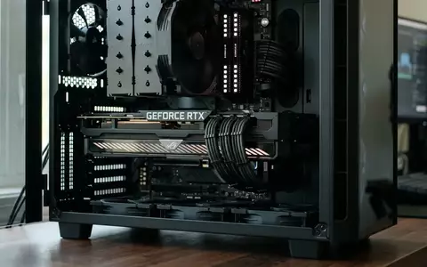 Eine hochwertige Grafikkarte in einem modernen Gaming-PC-Gehäuse mit dezenter Beleuchtung. - Foto: über boerse-global.de