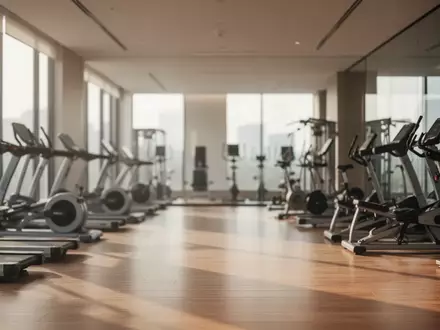 Modernes, helles Fitnessstudio mit hochwertigen Trainingsgeräten in einer minimalistischen Umgebung. - Foto: über boerse-global.de