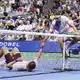 Lorenzo Sonego (r) hilft Zverev nach einem Strauchler wieder auf die Beine.  - Bild: Frank Franklin II/AP/dpa