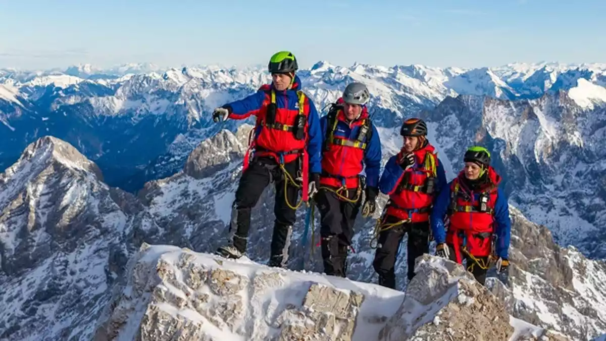 Schneesturm, Gletscherspalten, Felswände: Die ARD-Bergwacht-Doku zeigt packende Einsätze. - Bild: BR/Timeline Production/Bayerischer Rundfunk/dpa
