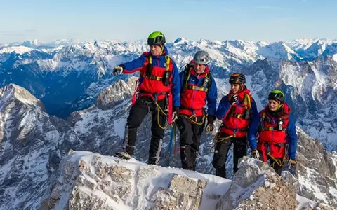 Schneesturm, Gletscherspalten, Felswände: Die ARD-Bergwacht-Doku zeigt packende Einsätze. - Foto: BR/Timeline Production/Bayerischer Rundfunk/dpa