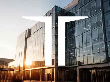 Moderne Glasfassade eines Bürogebäudes im goldenen Licht als Symbol für Immobilienverkäufe und Marktliquidität. - Foto: über boerse-global.de