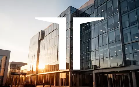 Moderne Glasfassade eines Bürogebäudes im goldenen Licht als Symbol für Immobilienverkäufe und Marktliquidität. - Foto: über boerse-global.de