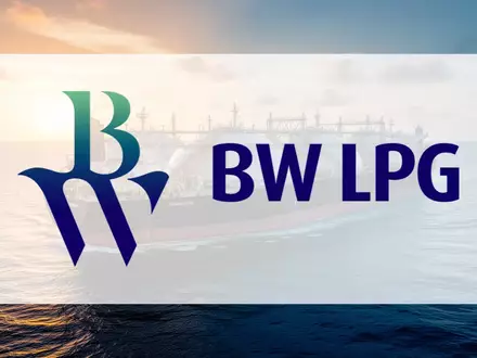 Ein großes Flüssiggastankschiff auf dem offenen Meer bei Sonnenuntergang als Symbol für die Finanzierung maritimer Neubauten. - Foto: über boerse-global.de
