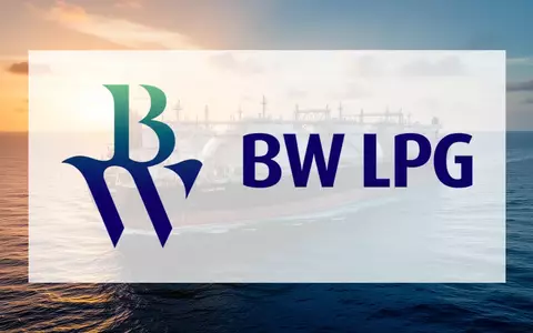 Ein großes Flüssiggastankschiff auf dem offenen Meer bei Sonnenuntergang als Symbol für die Finanzierung maritimer Neubauten. - Foto: über boerse-global.de