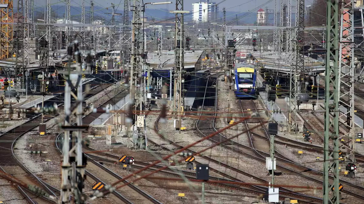 Der Augsburger Hauptbahnhof wurde abgesperrt. (Archivbild) - Bild: Karl-Josef Hildenbrand/dpa