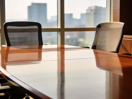Moderner Konferenzraum in einem Bürogebäude mit einem großen Holztisch und natürlichem Lichteinfall. - Foto: über boerse-global.de