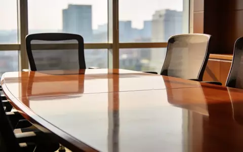 Moderner Konferenzraum in einem Bürogebäude mit einem großen Holztisch und natürlichem Lichteinfall. - Foto: über boerse-global.de